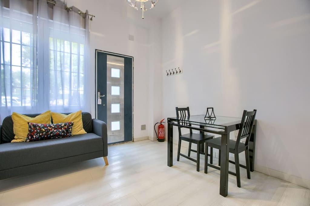Cozy Getaway In Madrid Apartment ภายนอก รูปภาพ